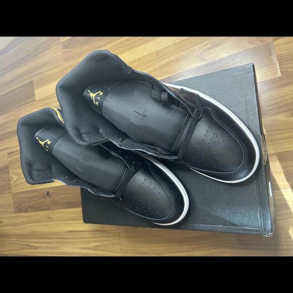 MEN'S AIR JORDAN RETRO 1 MID CASUAL SHOES Size 10 - Picture 3 of 7